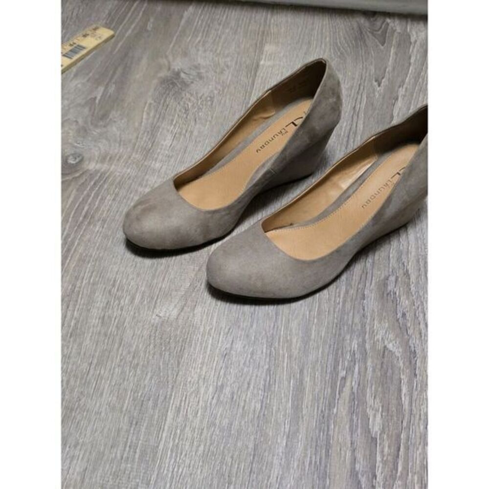 CL by Laundry Nima Taupe Wedge Pump Size 8M
